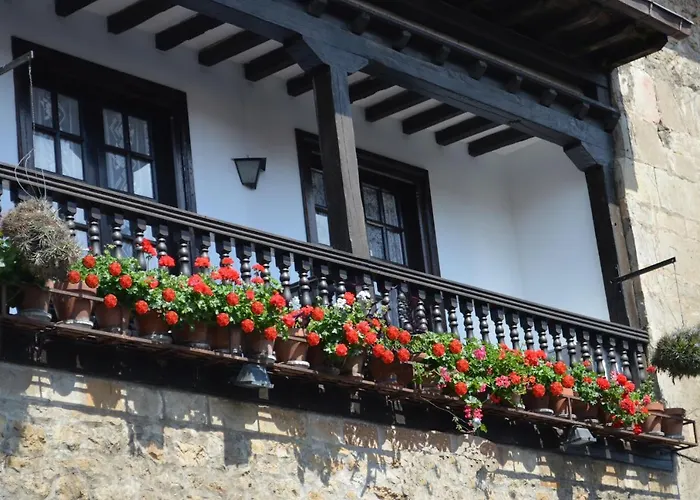 Santillana 3* Сантильяна-дель-Мар