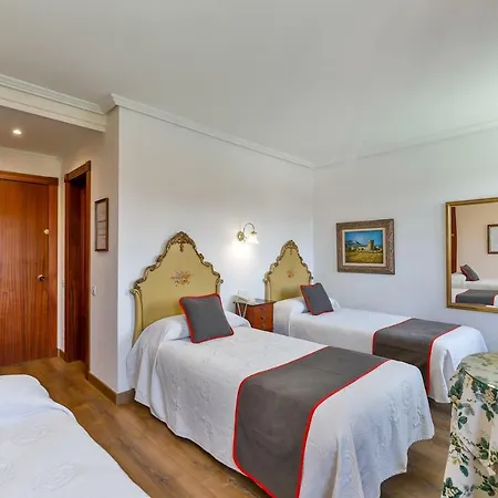 Santillana 3* Сантильяна-дель-Мар