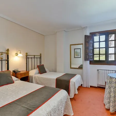 Santillana 3* Сантильяна-дель-Мар